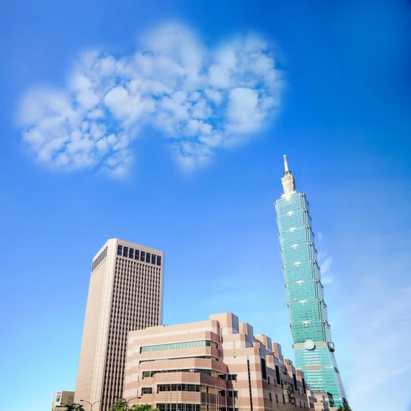Bild av en ett hjärta moln på blå himmel — Stockfoto