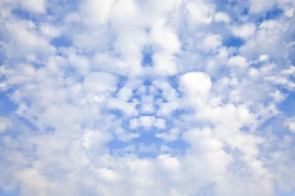 Blauer Himmel mit Wolkennahaufnahme — Stockfoto