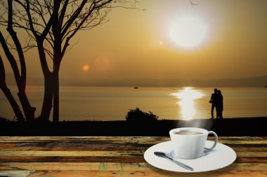 ahşap masa üzerinde Vintage Kupası