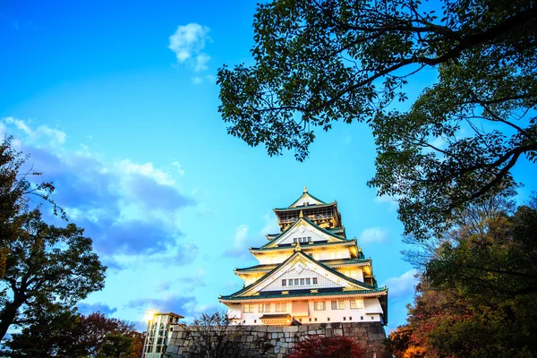 Osaka castle i osaka, japan under en färgglad pastell sommarsolen — Stockfoto