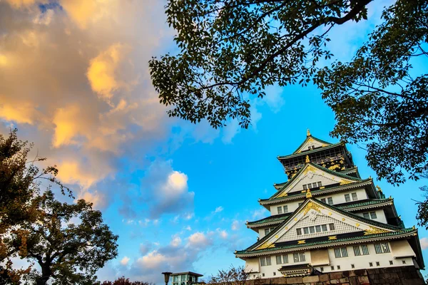 大阪城堡在大阪，日本期间丰富多彩的粉彩夏天的太阳 — 图库照片