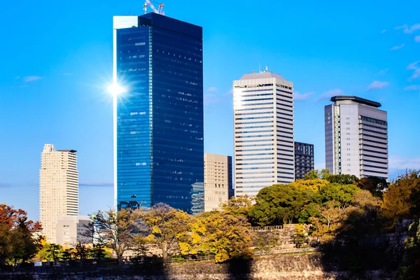 Castello di Osaka a Osaka, Giappone durante un colorato sole estivo pastello — Foto Stock