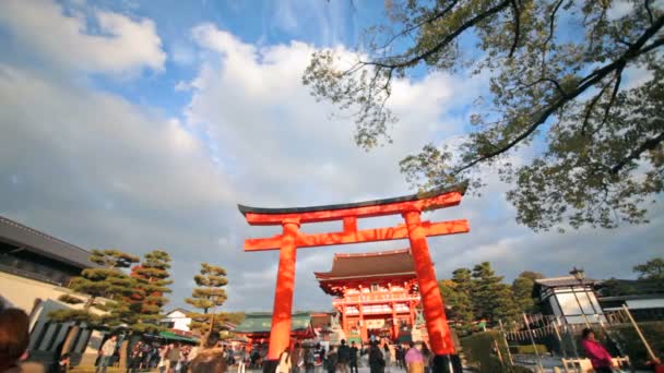 Santuario de Fushimi Inari Taisha en Kyoto, Japón — Vídeo de stock