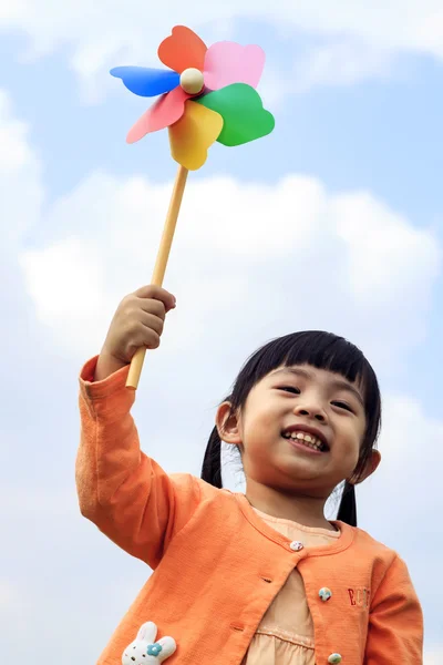 可爱的小女孩，在夏日的草地上举行风车 — 图库照片