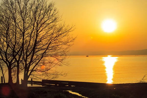 Sunset beside the lake — Stock Photo, Image