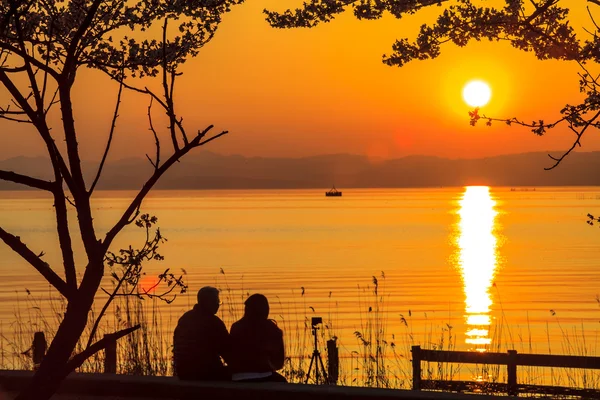 Puesta de sol junto al lago —  Fotos de Stock