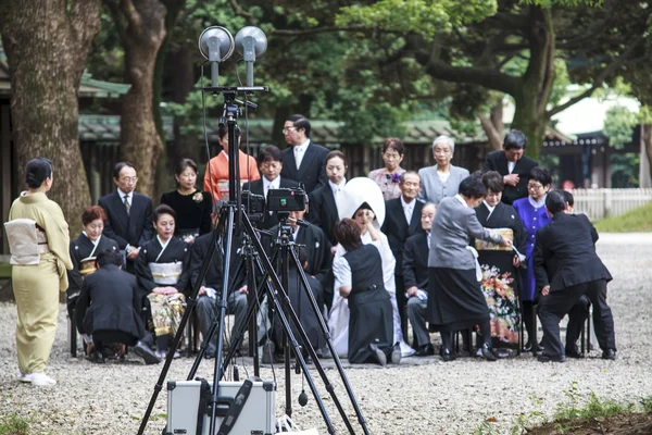 Visiteur habille un dree traditionnel au sanctuaire Meiji-jingu — Photo