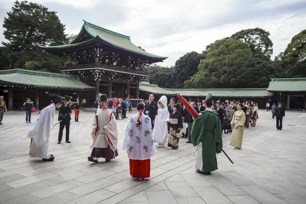 访客打扮传统的光束，在明治神宫 — 图库照片