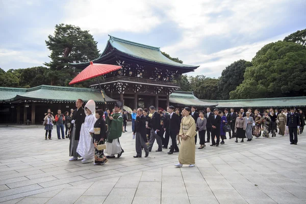 Meiji jingu Tapınak, geleneksel bir dree kadar ziyaretçi Giydir — Stok fotoğraf