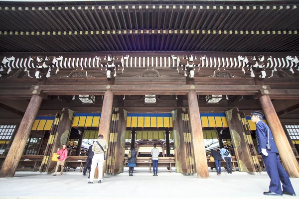 Meiji jingu Tapınak, geleneksel bir dree kadar ziyaretçi Giydir — Stok fotoğraf