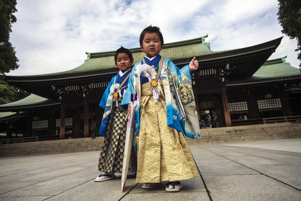 Visitor dresses up a traditional dree at Meiji-jingu shrine — Stock Photo, Image