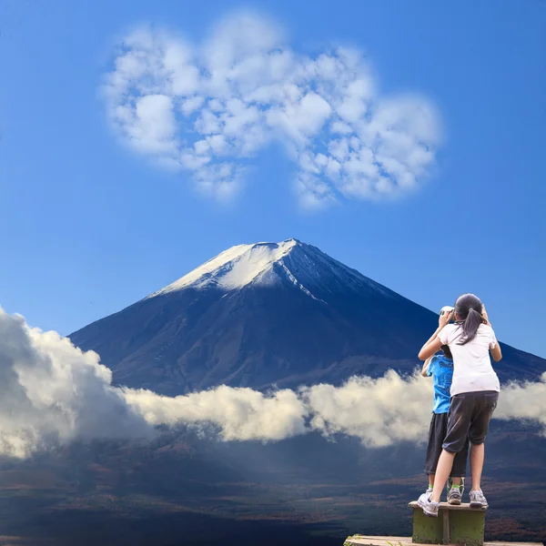 The sacred mountain of Fuji in the background of blue sky at Jap — Stock Photo, Image