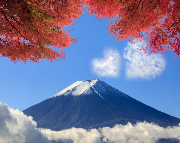 The sacred mountain of Fuji in the background of blue sky at Jap — Stock Photo, Image