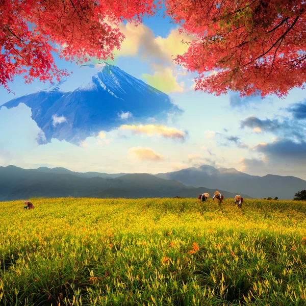 Imagen de la montaña sagrada de Fuji en el fondo de s azul —  Fotos de Stock