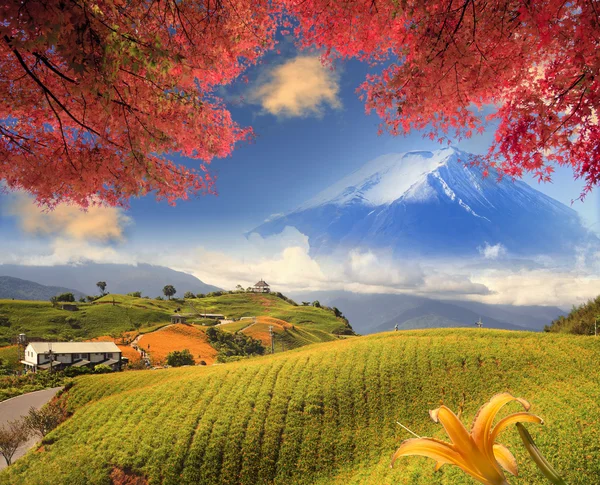 Imagen de la montaña sagrada de Fuji en el fondo de s azul —  Fotos de Stock