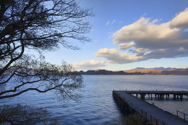 Lago con cielo bonito — Foto de Stock