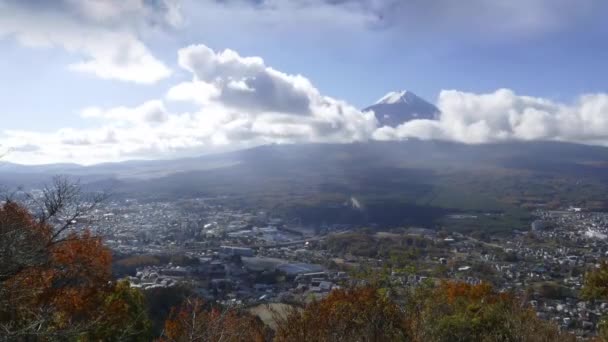 Obrázek z posvátné hory Fudži v pozadí modré oblohy — Stock video