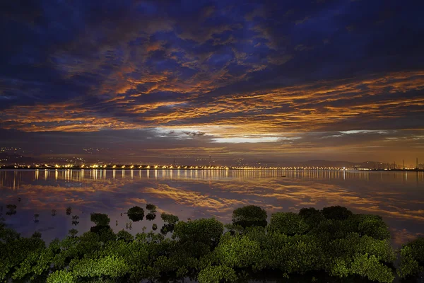 Pôr-do-sol no rio — Fotografia de Stock