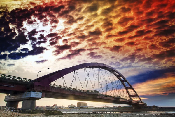 Sonnenuntergang über Brücke — Stockfoto