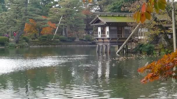 Λίμνη Kasumiga-ike στο Kenrokuen Garden στη Kanazawa — Αρχείο Βίντεο