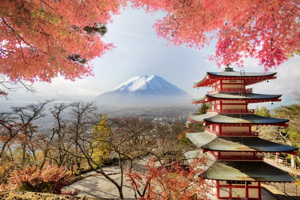 Mt. Fuji avec des couleurs d'automne au Japon pour l'usage publicitaire ou d'autres fins — Photo