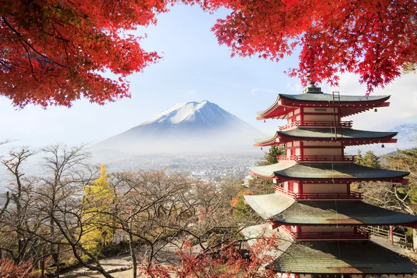 Mt. Fuji avec des couleurs d'automne au Japon pour l'usage publicitaire ou d'autres fins — Photo