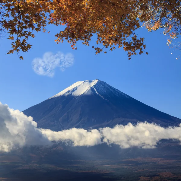 Image of sacred mountain of Fuji in the background at Japan — Stockfoto