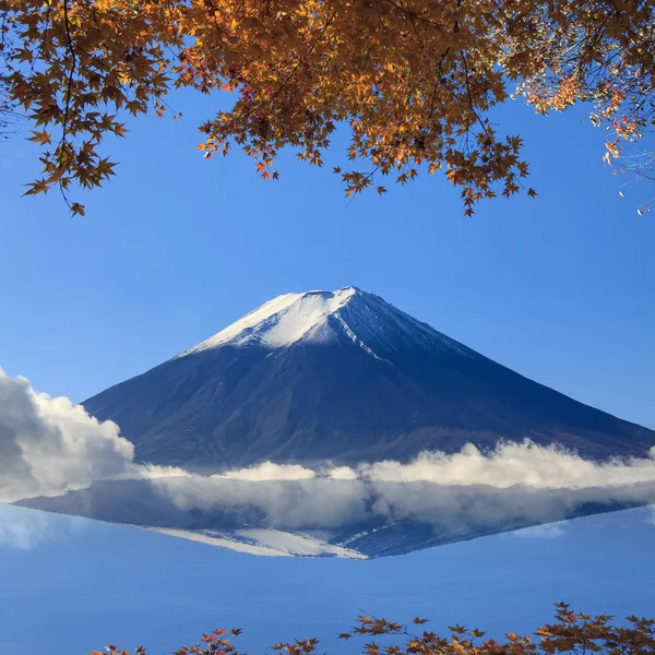 Image of sacred mountain of Fuji in the background at Japan — Stock Photo, Image