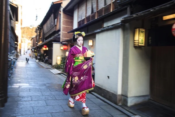 Praktykant gejsza w zachodniej Japonii, zwłaszcza Kyoto. Ich praca — Zdjęcie stockowe