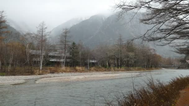 Pohled od Kappabashi mostu. Tento snímek byl pořízen v blízkosti Kamikochi, prefektuře Nagano, Japonsko — Stock video
