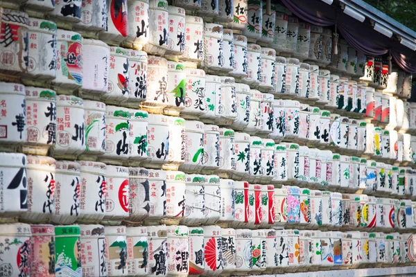 Barriles de sake tradicionales donados en el Santuario Meiji en Shibuya, Tok — Foto de Stock