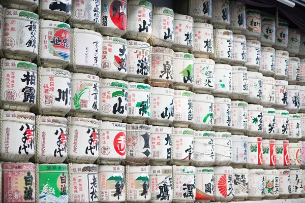 Tradiční darované saké sudy na svatyně Meidži v Shibuya, Tok — Stock fotografie