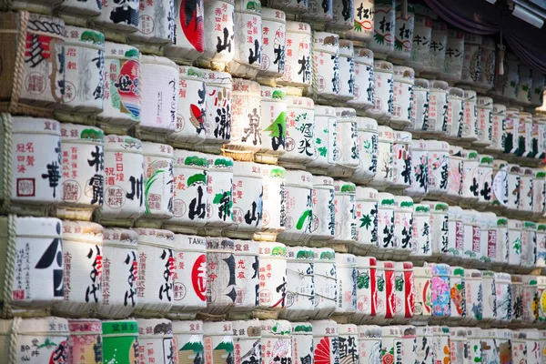 Traditionele gedoneerde sake vaten op Meiji Shrine in Shibuya, Tok — Stockfoto