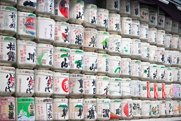 Barris tradicionais de sake doados no Santuário Meiji em Shibuya, Tok — Fotografia de Stock