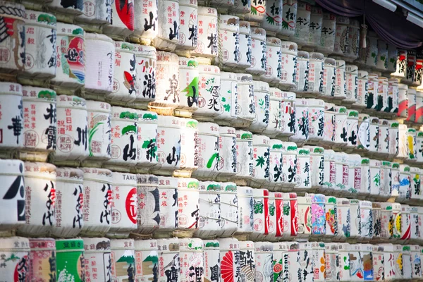 Barriles de sake tradicionales donados en el Santuario Meiji en Shibuya, Tok — Foto de Stock