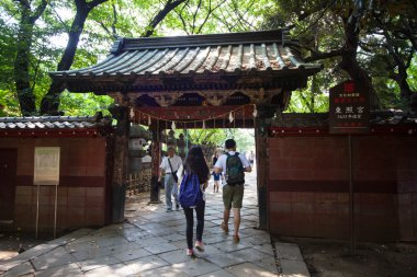 İnsanlar Tosho-gu tapınak üzerinde 15 Ağustos 2015 yılında Nikko, Japonya ziyaret edin