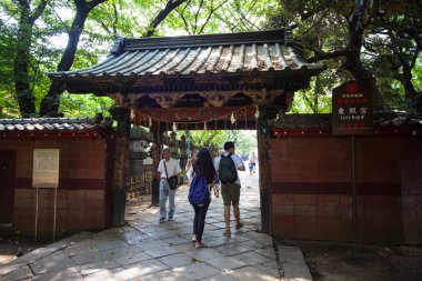 İnsanlar Tosho-gu tapınak üzerinde 15 Ağustos 2015 yılında Nikko, Japonya ziyaret edin