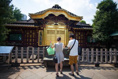 İnsanlar Tosho-gu tapınak üzerinde 15 Ağustos 2015 yılında Nikko, Japonya ziyaret edin