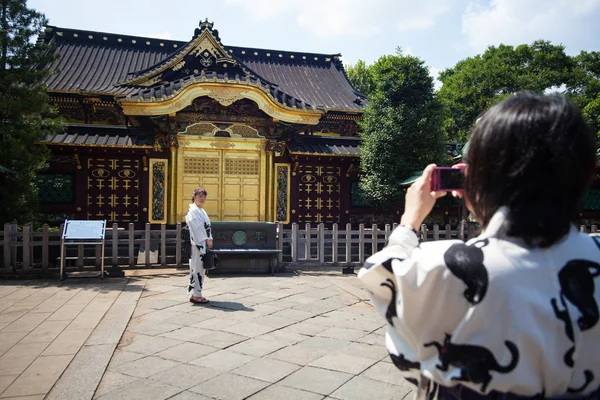 人们访问绍古祠在 2015 年 8 月 15 日在日航，日本 — 图库照片