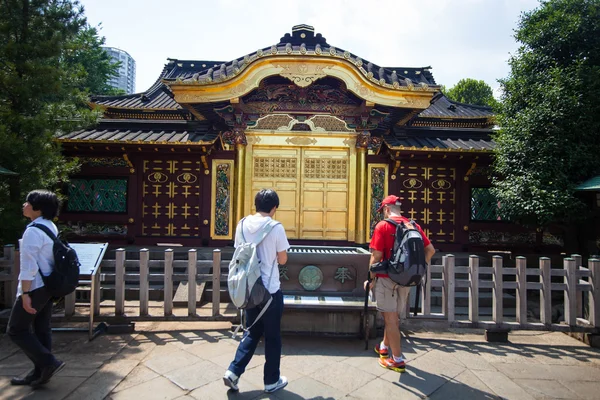 Lidé navštěvují Tosho-gu svatyně na 15 srpna 2015 v Nikkó, Japonsko — Stock fotografie