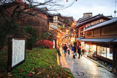 Kiyomizu-dera, resmi olarak Otowa-san Kiyomizu-dera silinmez.