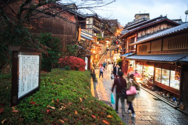Kiyomizu-dera, resmi olarak Otowa-san Kiyomizu-dera silinmez.