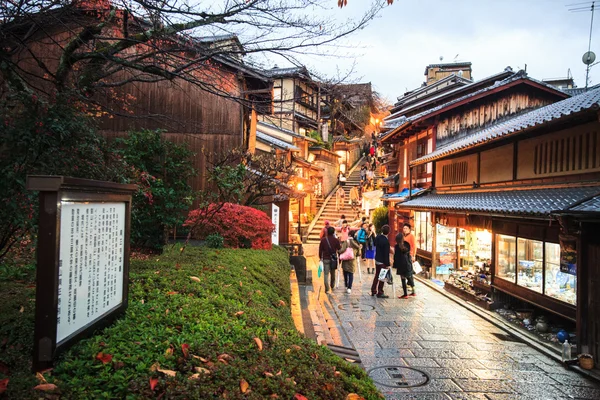 Kiyomizu-dera, oficialmente Otowa-san Kiyomizu-dera es un independiente — Foto de Stock