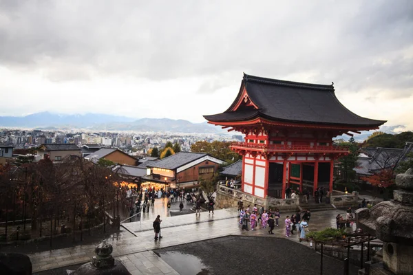 Kiyomizu-dera, officieel Otowa-san Kiyomizu-dera is een zelfstandige — Stockfoto