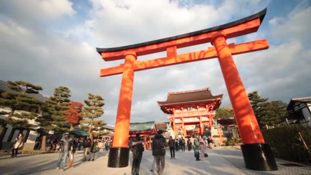 Kioto, Japón - 26 de noviembre de 2013: Fushimi Inari Taisha Shrine en Kioto, Japón — Vídeo de stock