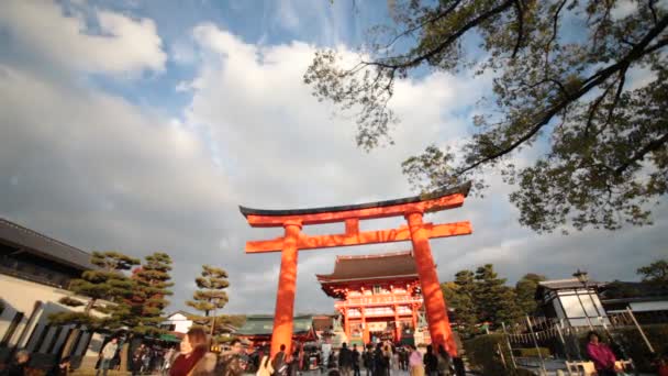 Kyoto, japan - 26. November 2013: fushimi inari taisha shrine in kyoto, japan — Stockvideo