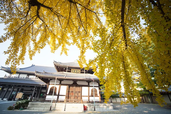 Осенний сезон храма Ниси Хонгандзи в Киото — стоковое фото