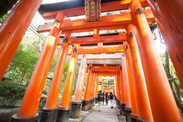 Torii poorten in Fushimi Inari Shrine, Kyoto, Japan — Stockfoto