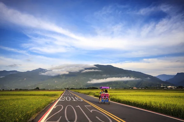 Dirigir em uma estrada para a próxima 2016 e deixando para trás o — Fotografia de Stock