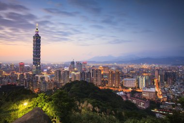 Taipei, Tayvan şehir manzarası alacakaranlıkta.